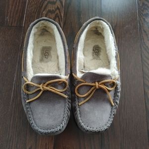 UGG Dakota Moccasin Slippers sz 7